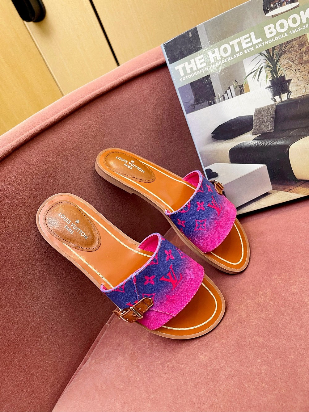 LU  Slippers Logo 3 Color 's