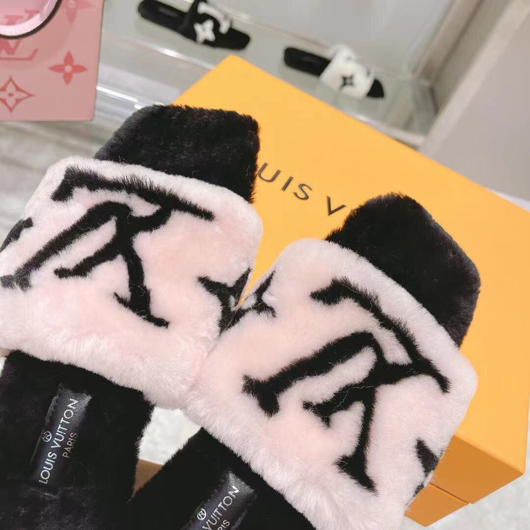 LU Slippers Furry Pink