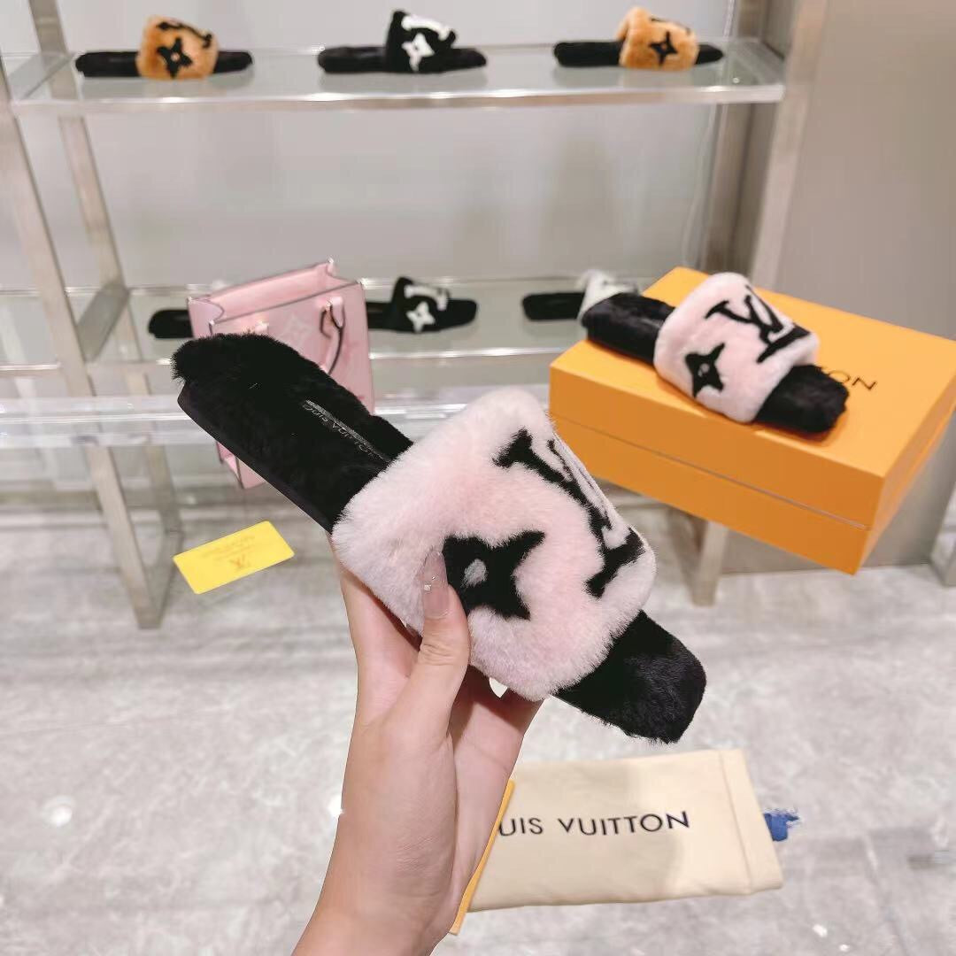 LU Slippers Furry Pink