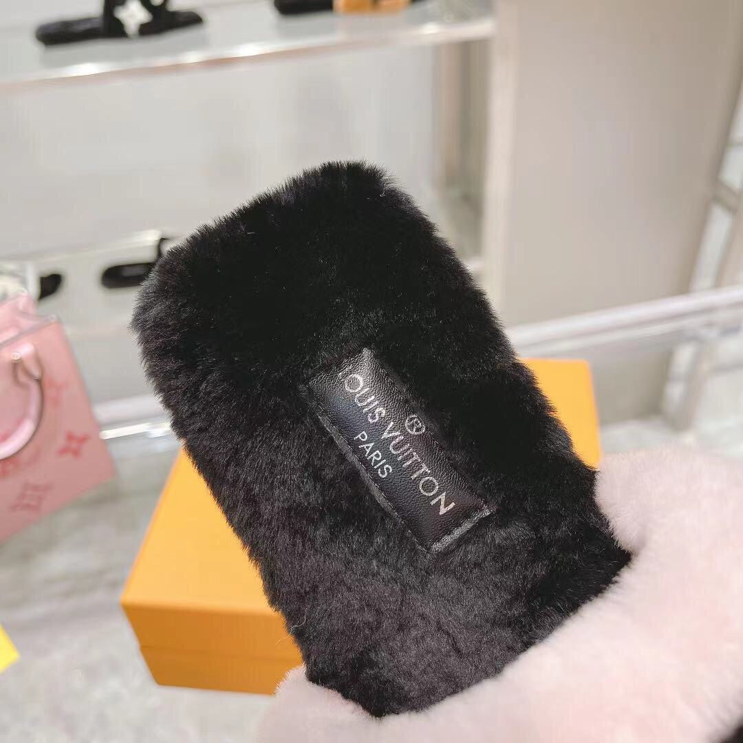 LU Slippers Furry Pink