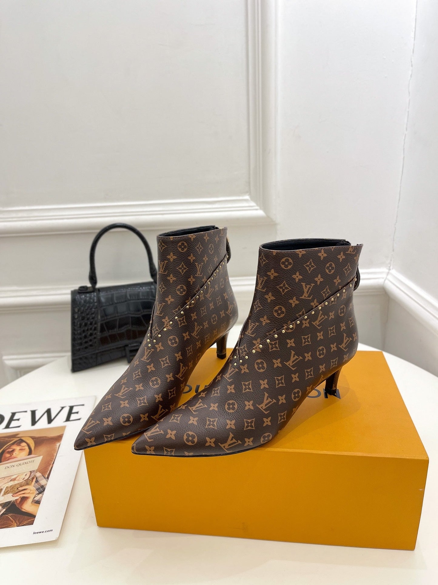 LU  Signature   Boots Med Heels  2 Color 's