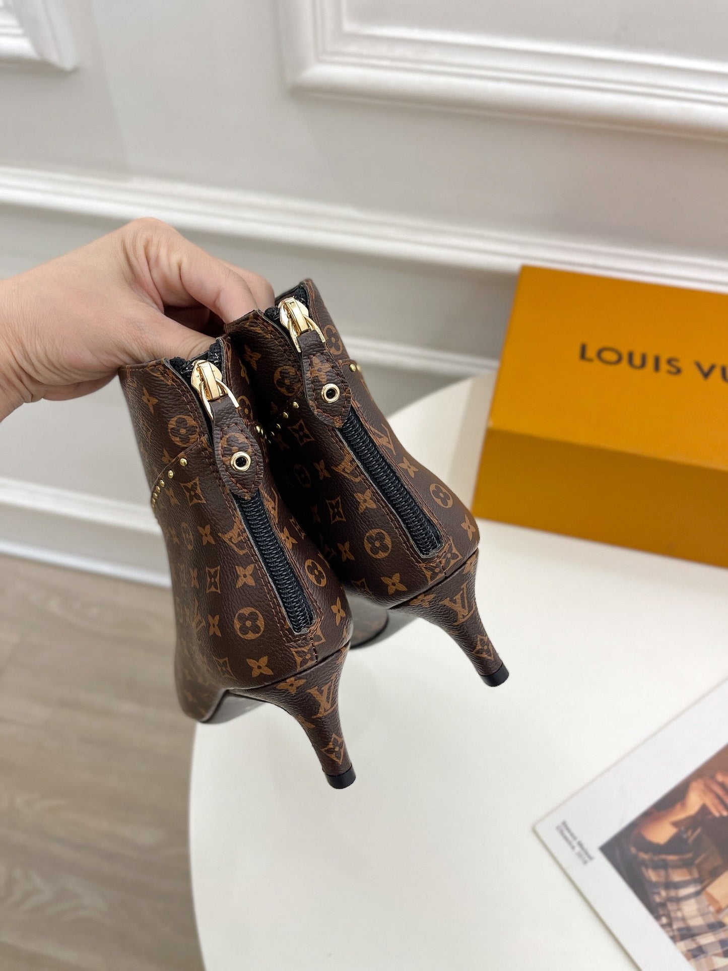 LU  Signature   Boots Med Heels  2 Color 's