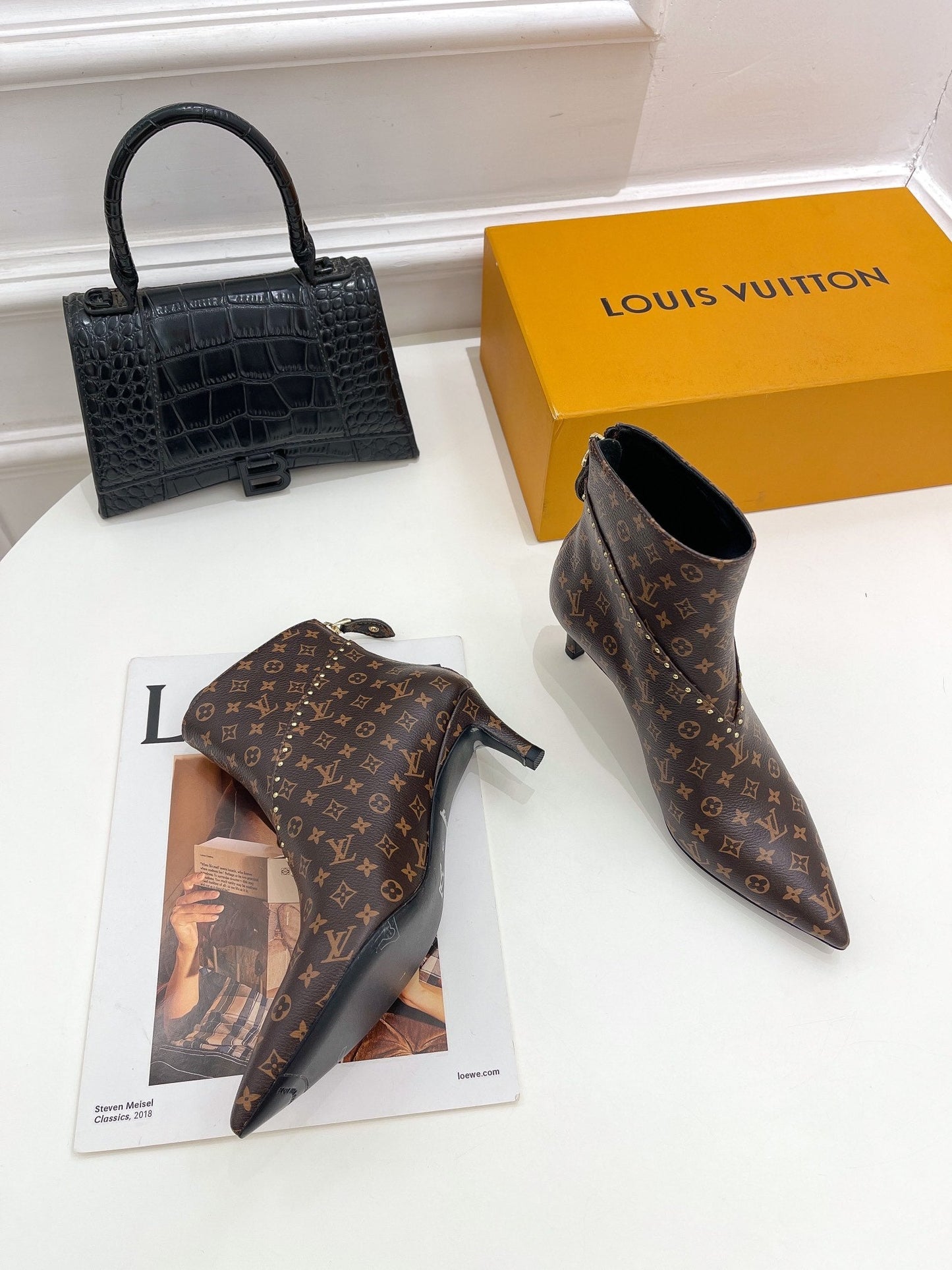 LU  Signature   Boots Med Heels  2 Color 's