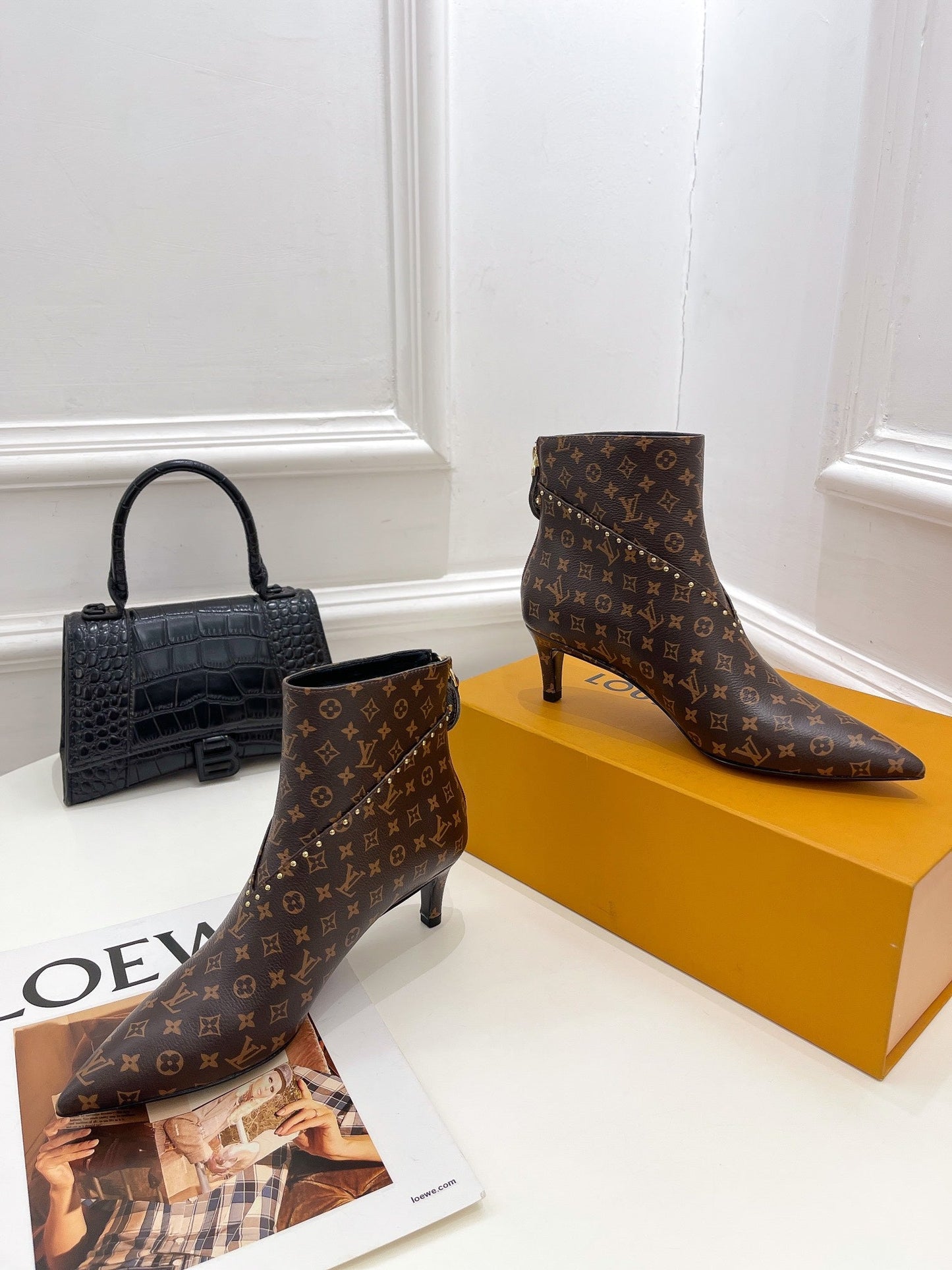 LU  Signature   Boots Med Heels  2 Color 's