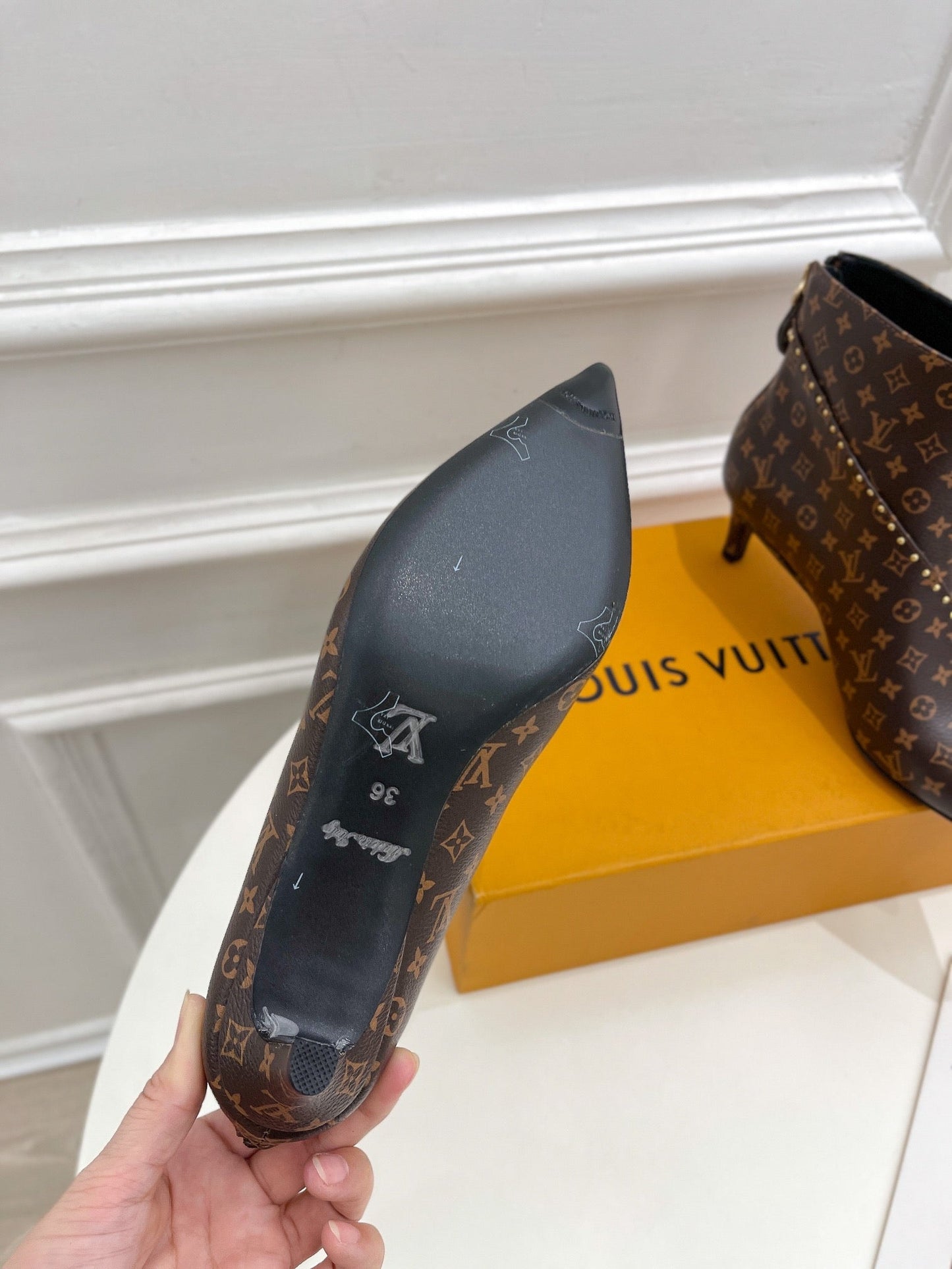 LU  Signature   Boots Med Heels  2 Color 's