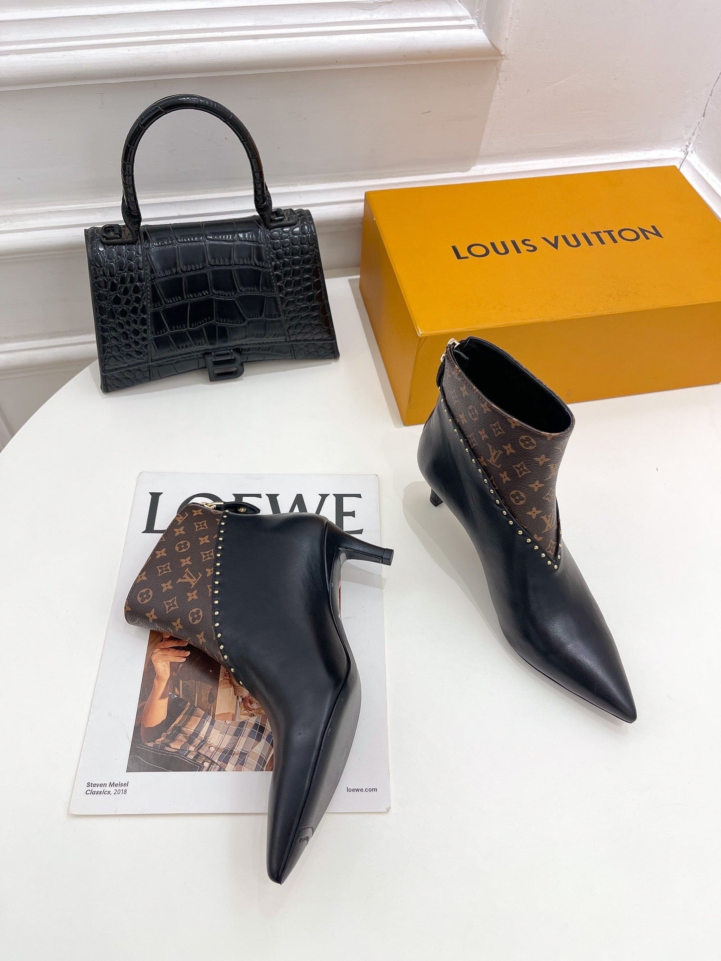 LU  Signature   Boots Med Heels  2 Color 's
