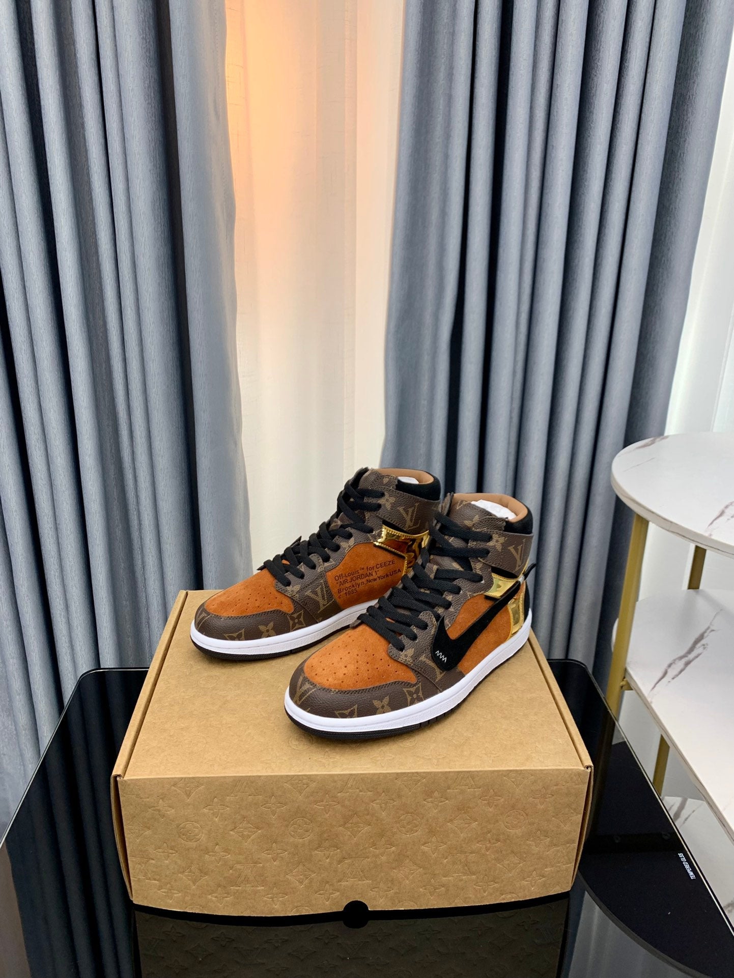 LU  N*KE  Trainers  Sneakers Gold