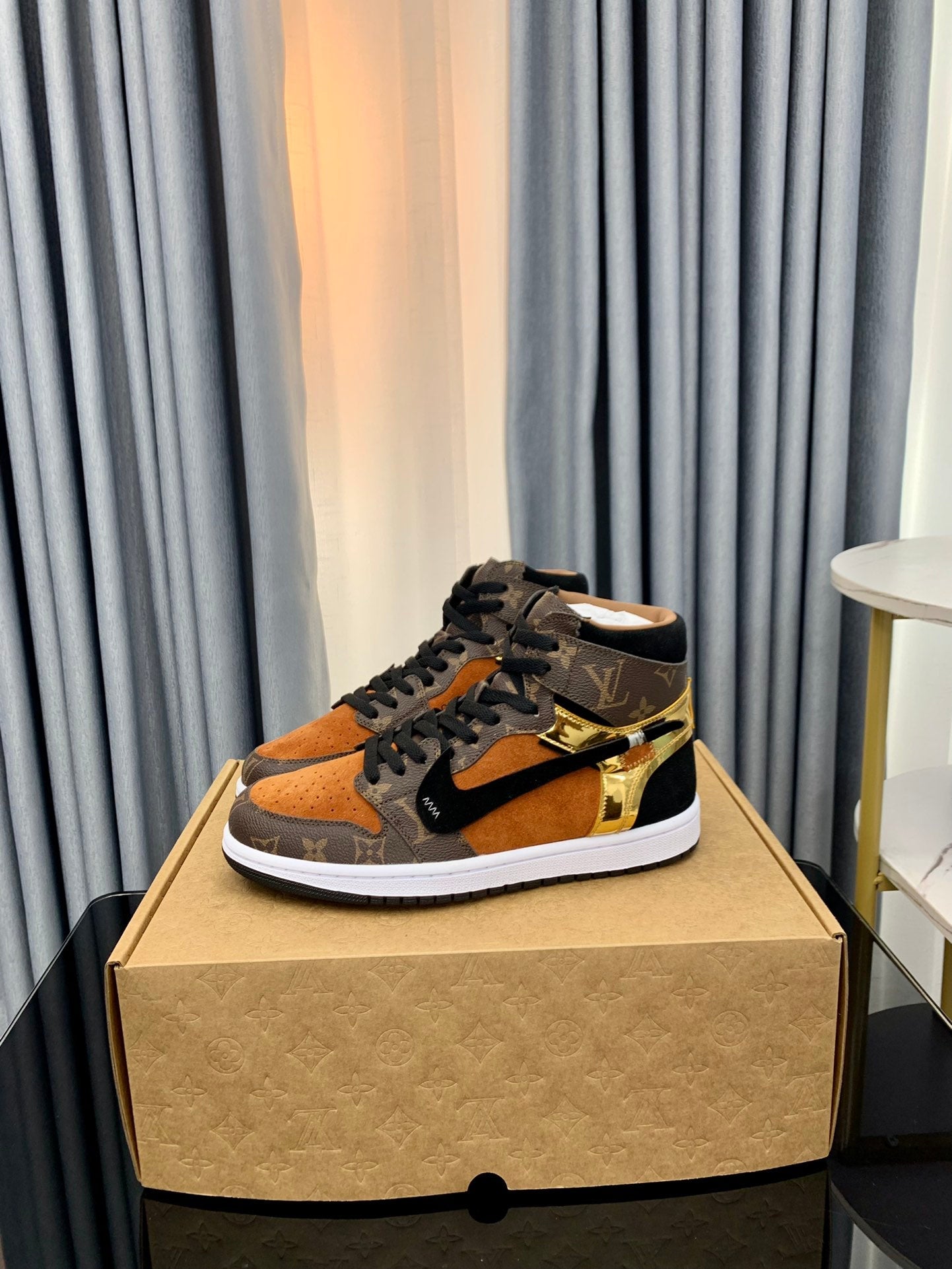 LU  N*KE  Trainers  Sneakers Gold