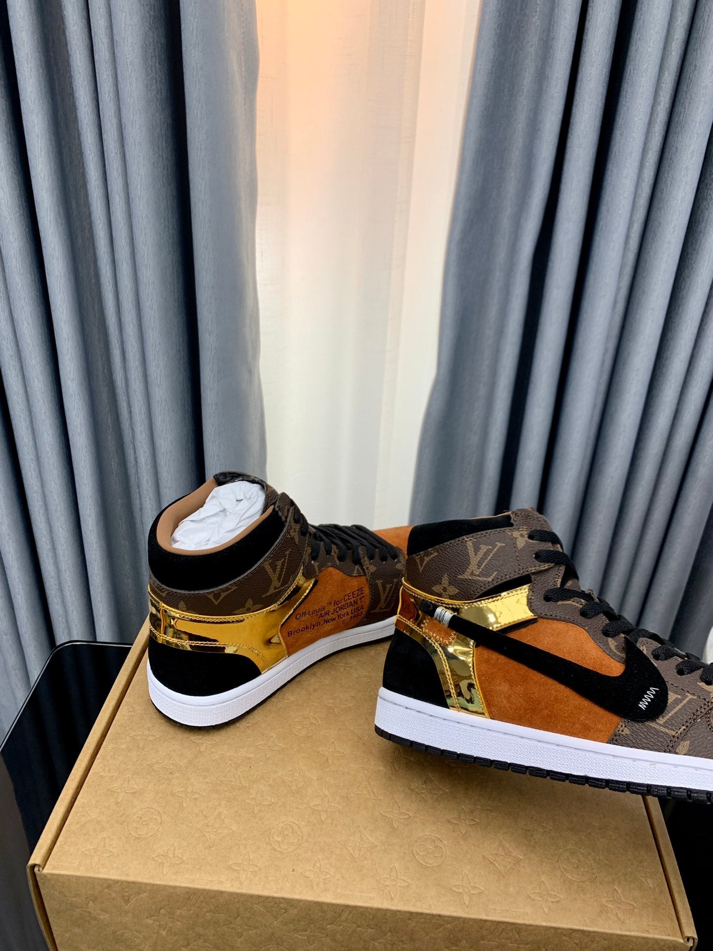 LU  N*KE  Trainers  Sneakers Gold