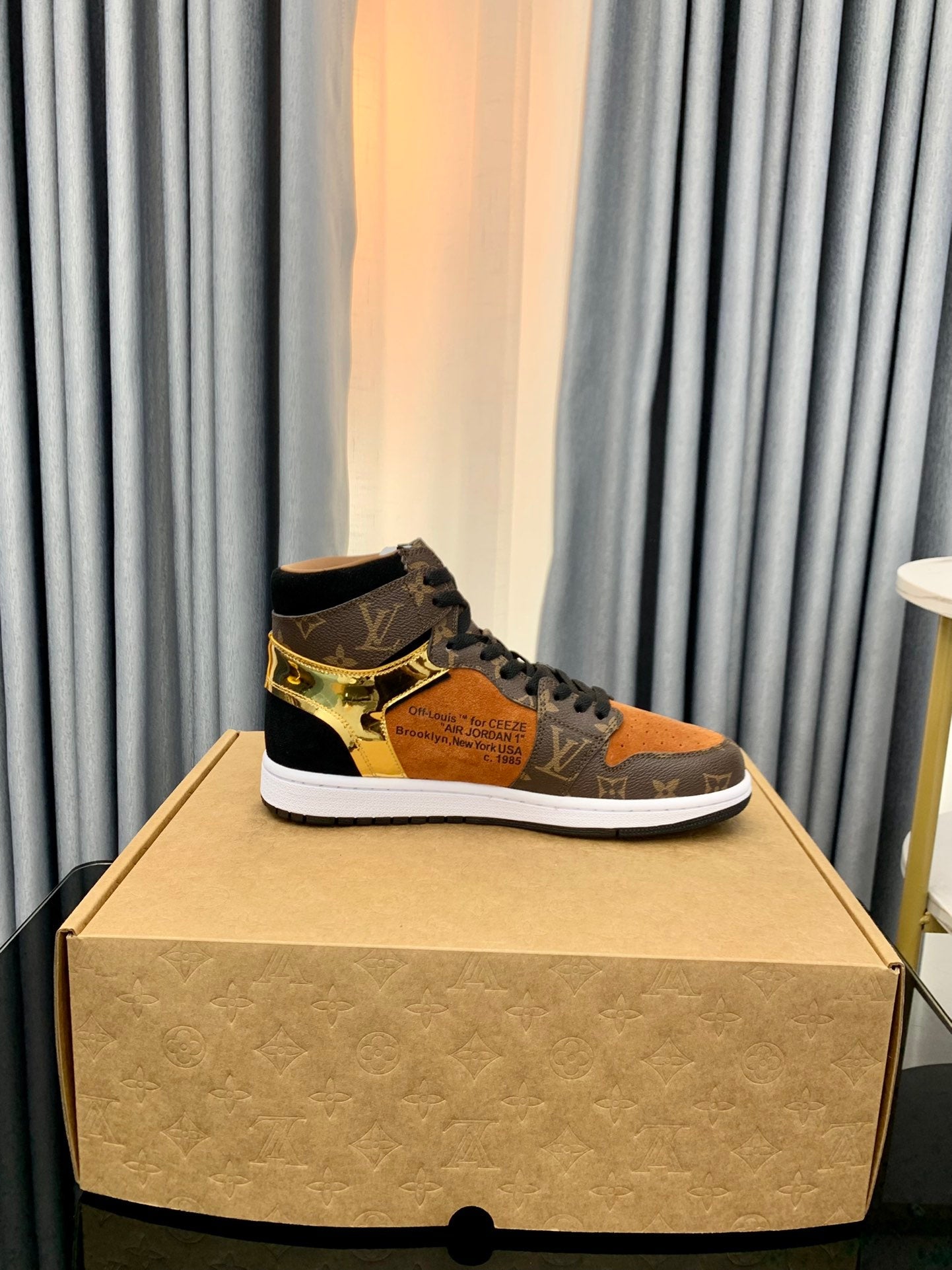 LU  N*KE  Trainers  Sneakers Gold