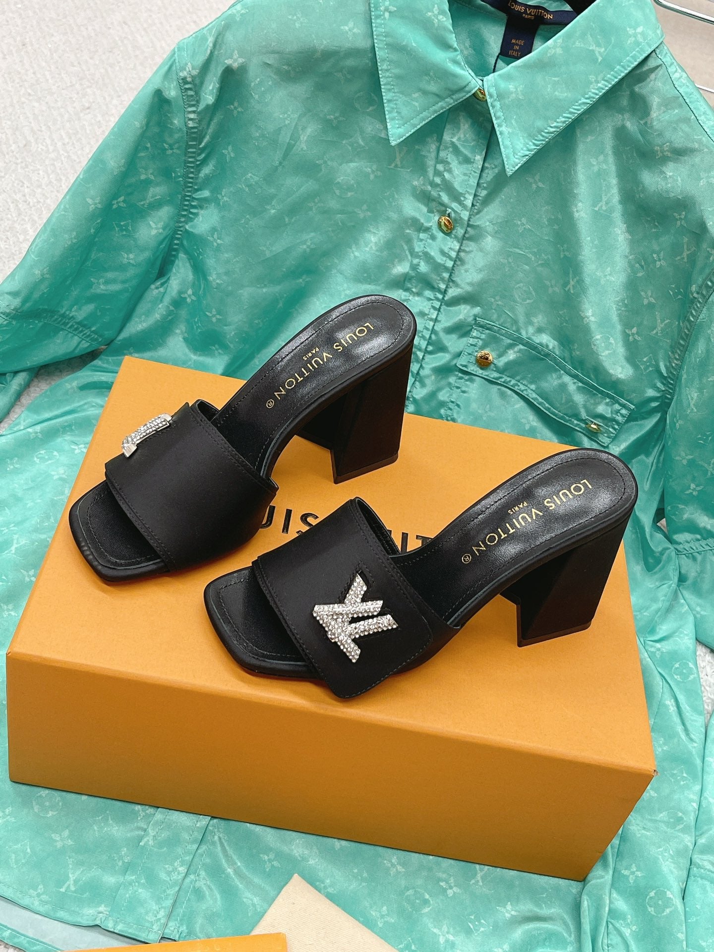 LU  Slippers Black Shake Heels
