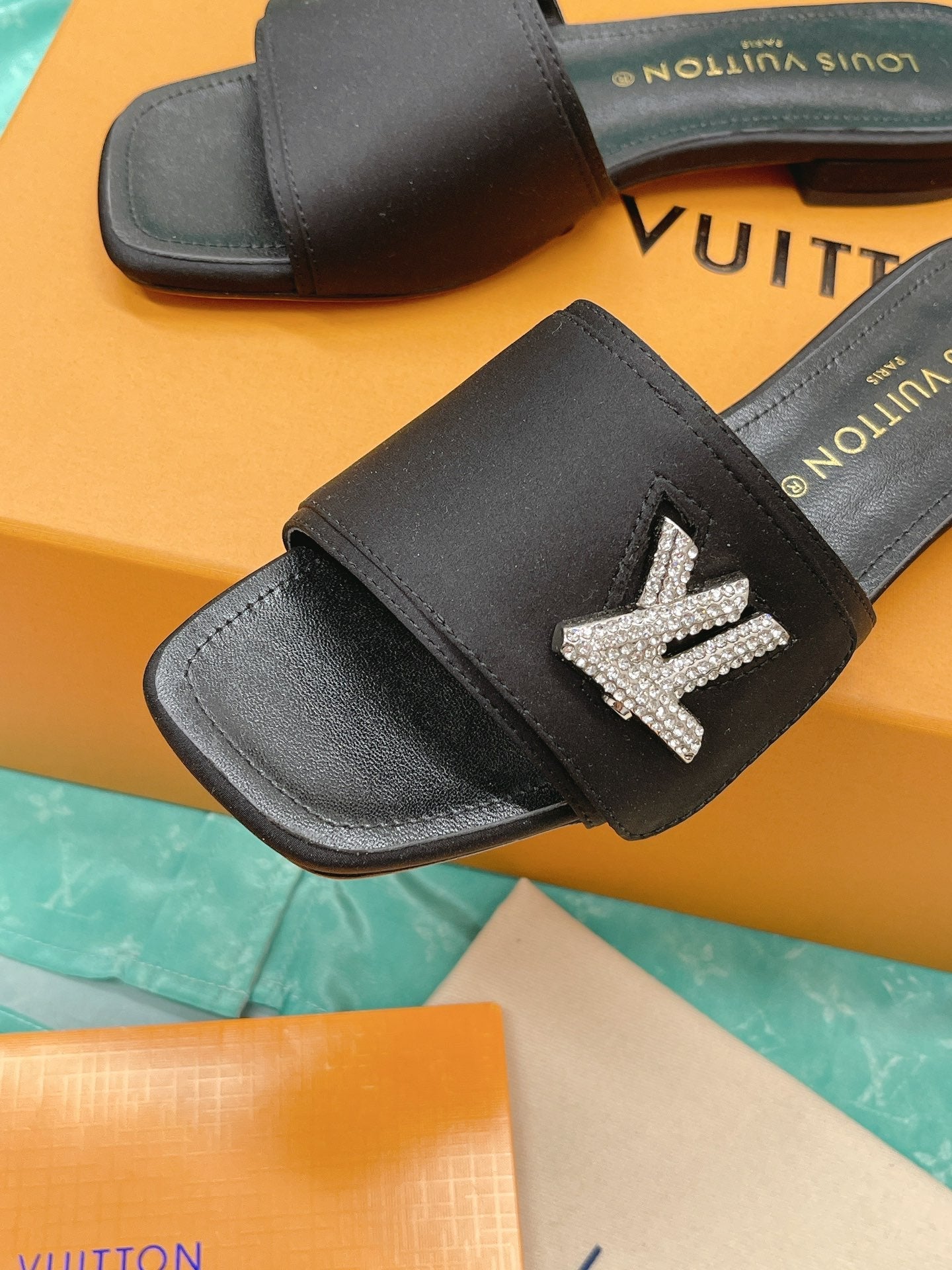 LU  Slippers Black Shake Heels