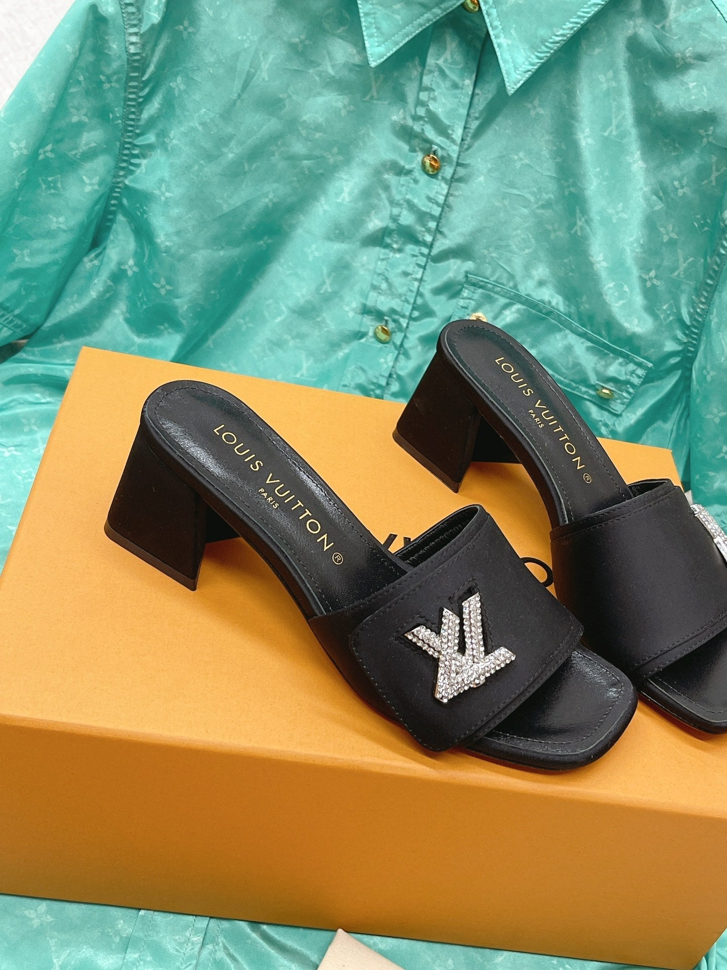 LU  Slippers Black Shake Heels