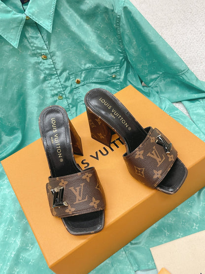 LU  Slippers Black Shake Heels