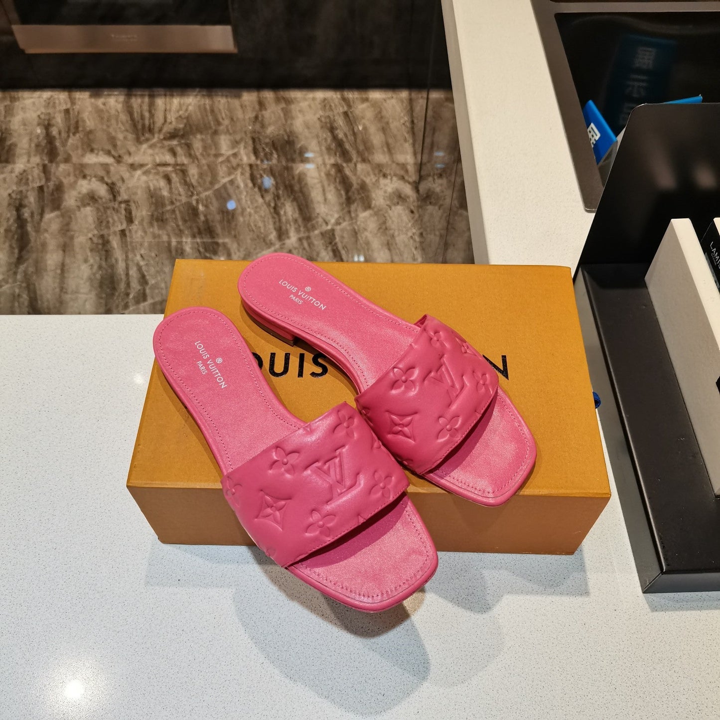 LU Slippers Sandals Pink