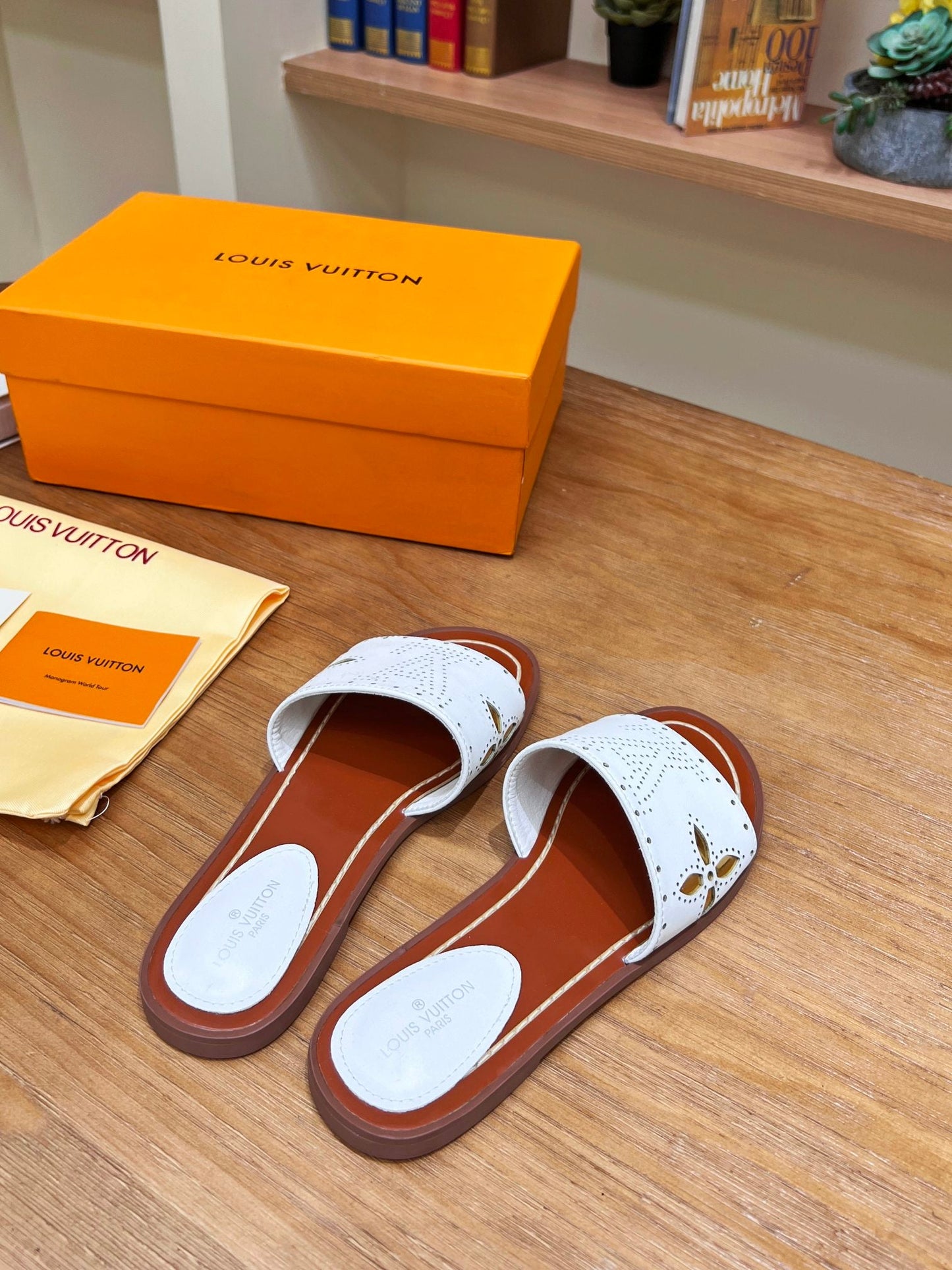 LU  Slippers  5 Color's