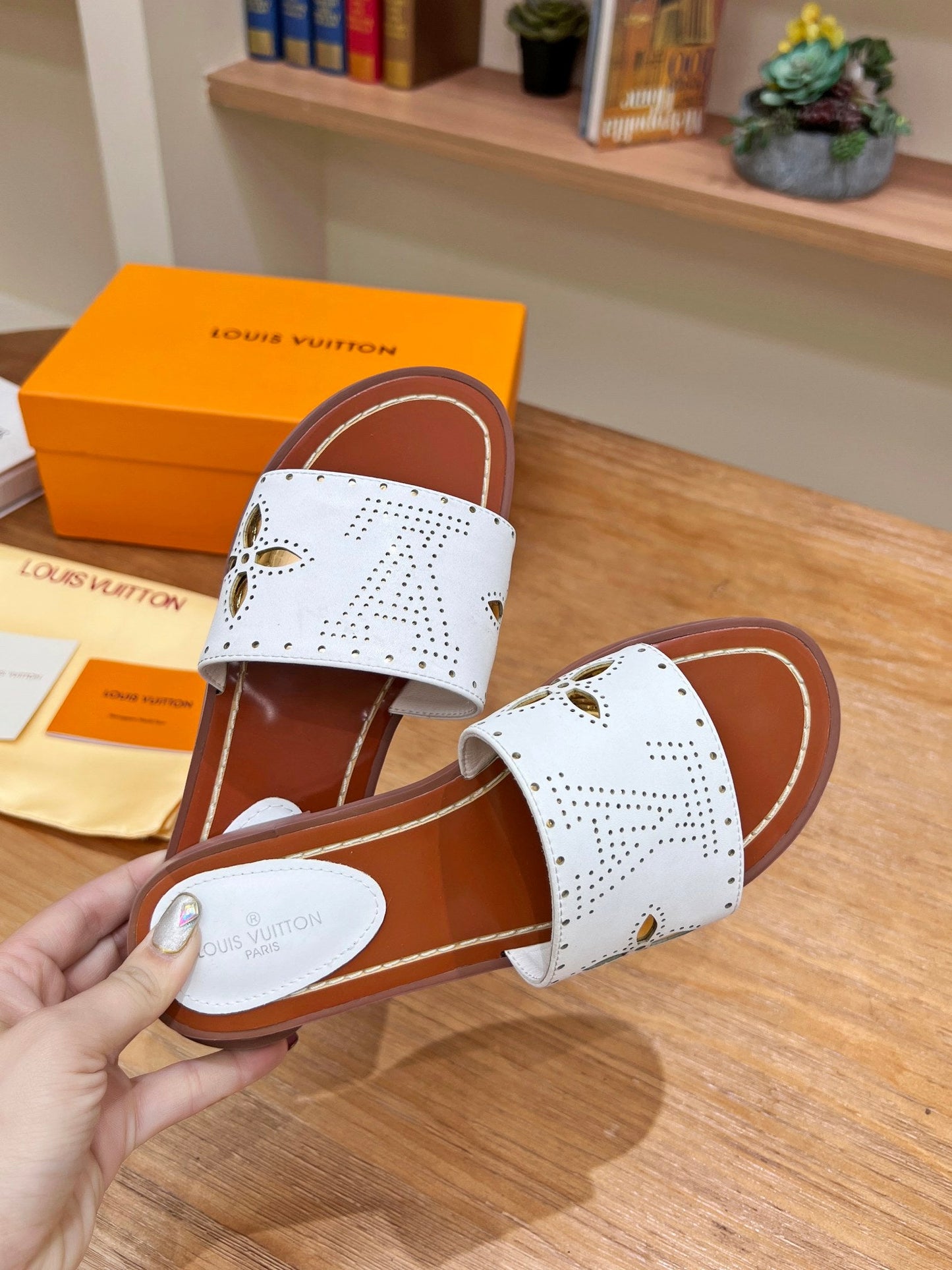 LU  Slippers  5 Color's