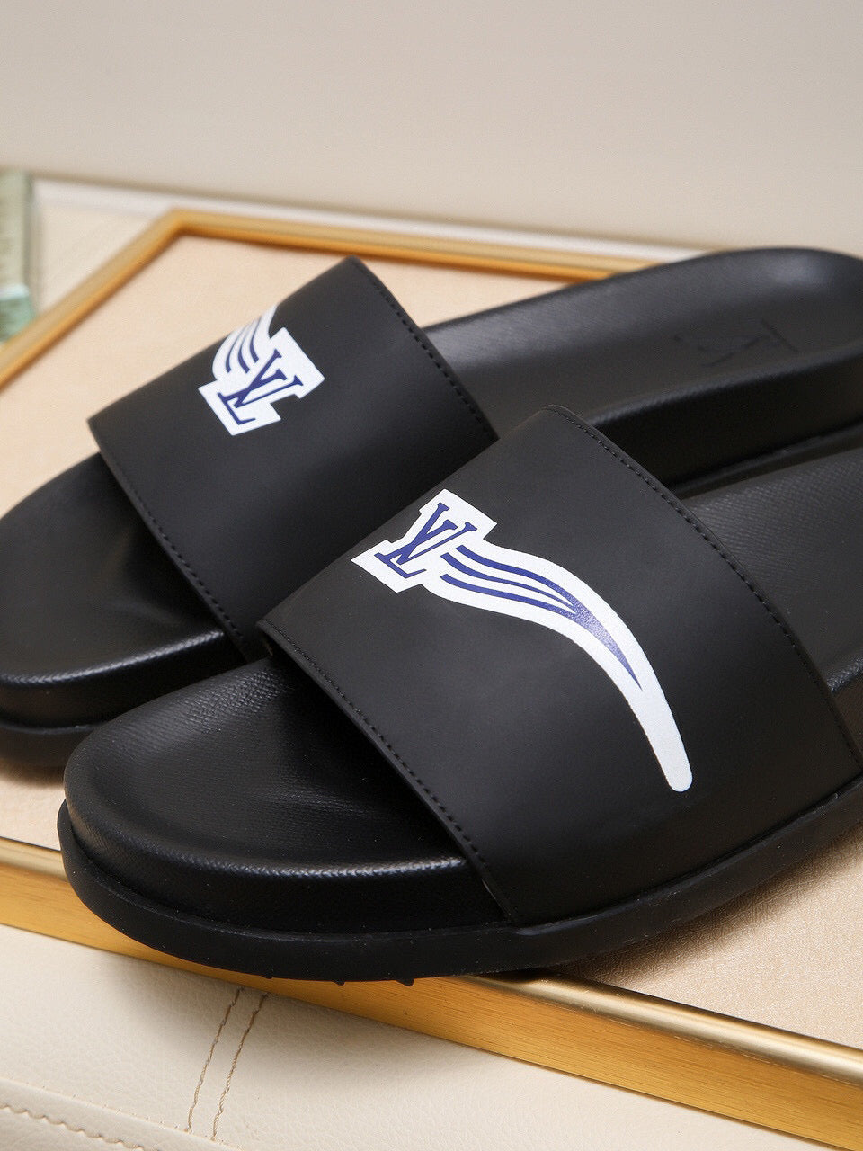 LU Slippers Sliders