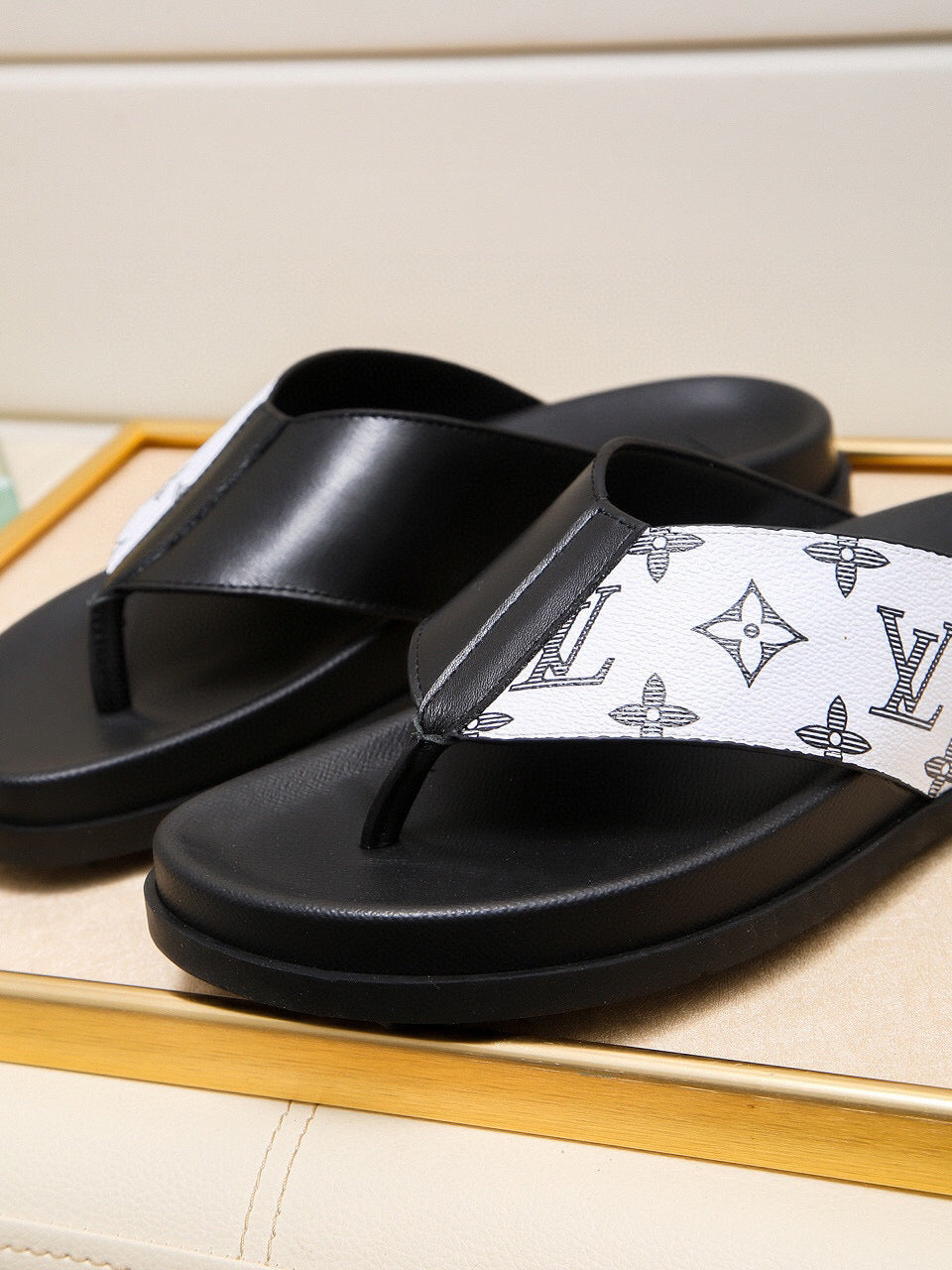 LU Slippers Sliders