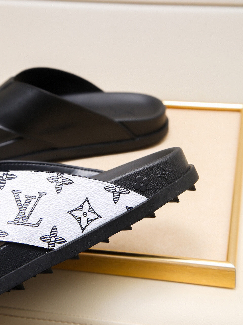 LU Slippers Sliders