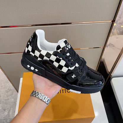 LU  Sneakers Run Away
