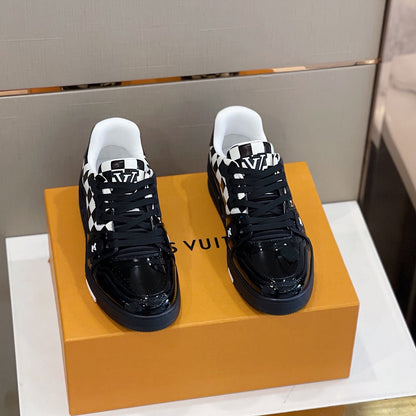 LU  Sneakers Run Away