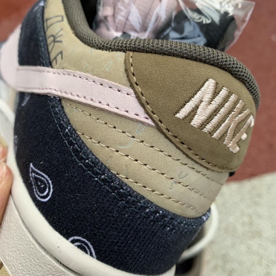 N*ke Max Sneakers Travis 46