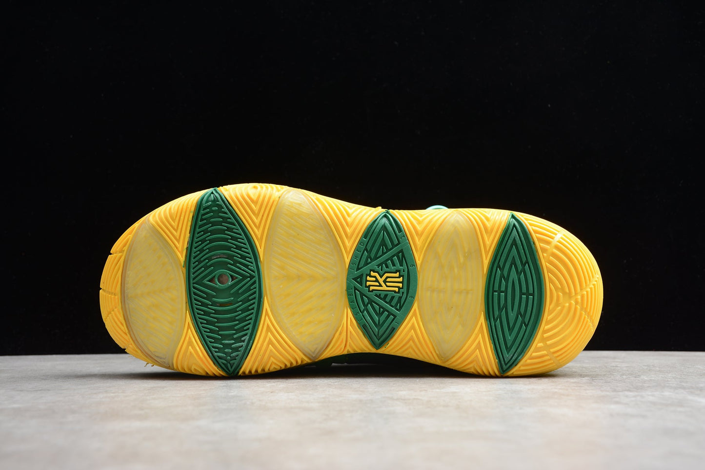 N*ke Max  Kyrie 5  Sneakers