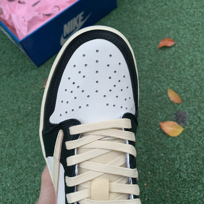N*KE TRAVIS   AIR JORDA 1 LOW Sneakers