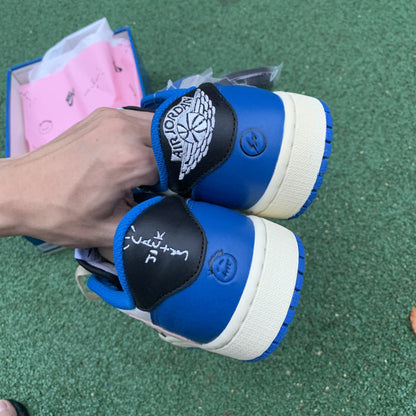 N*KE TRAVIS   AIR JORDA 1 LOW Sneakers