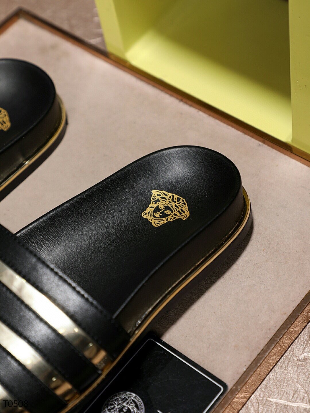 VRC Slippers Black