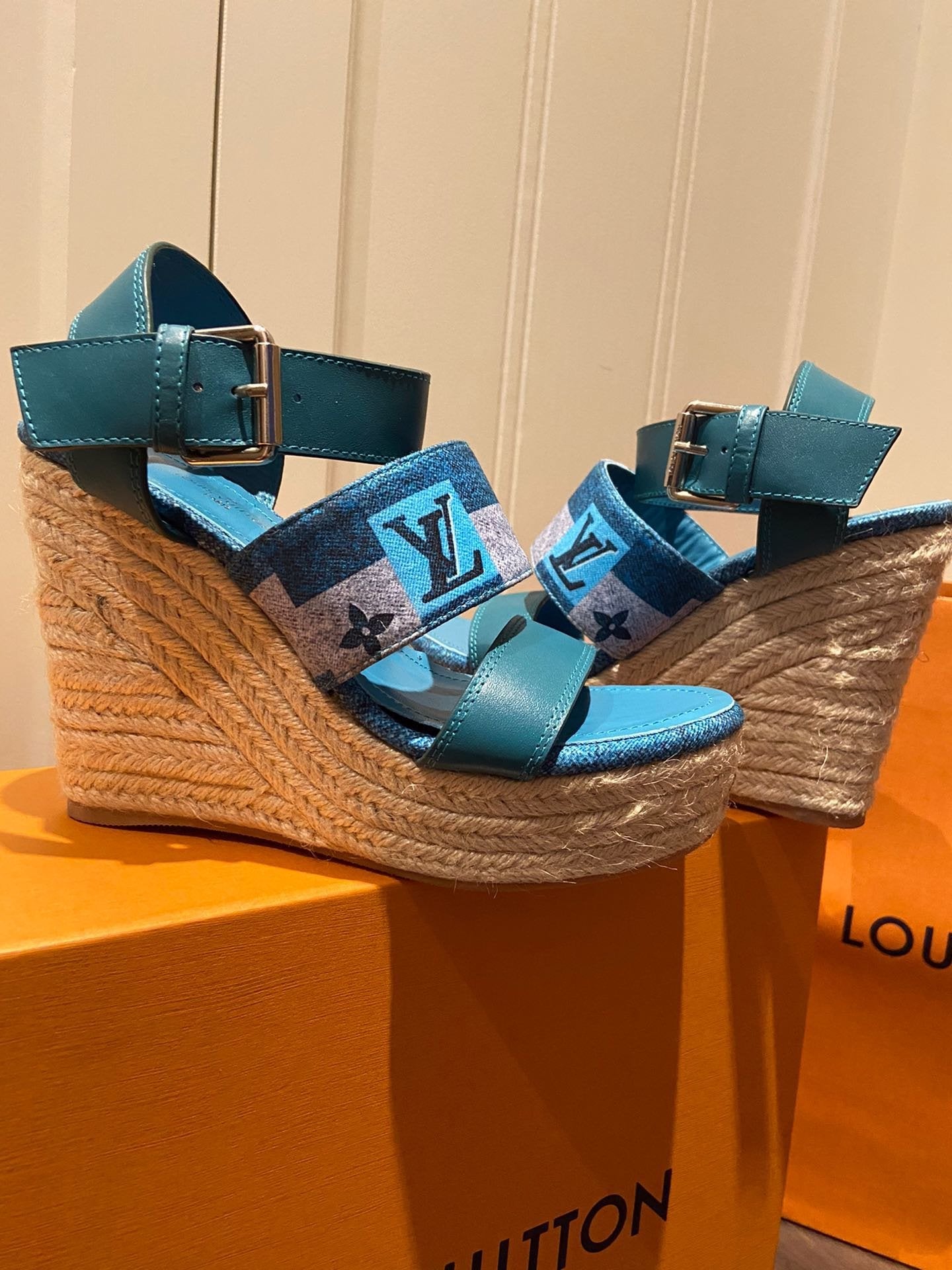 LU Wedge Sandals