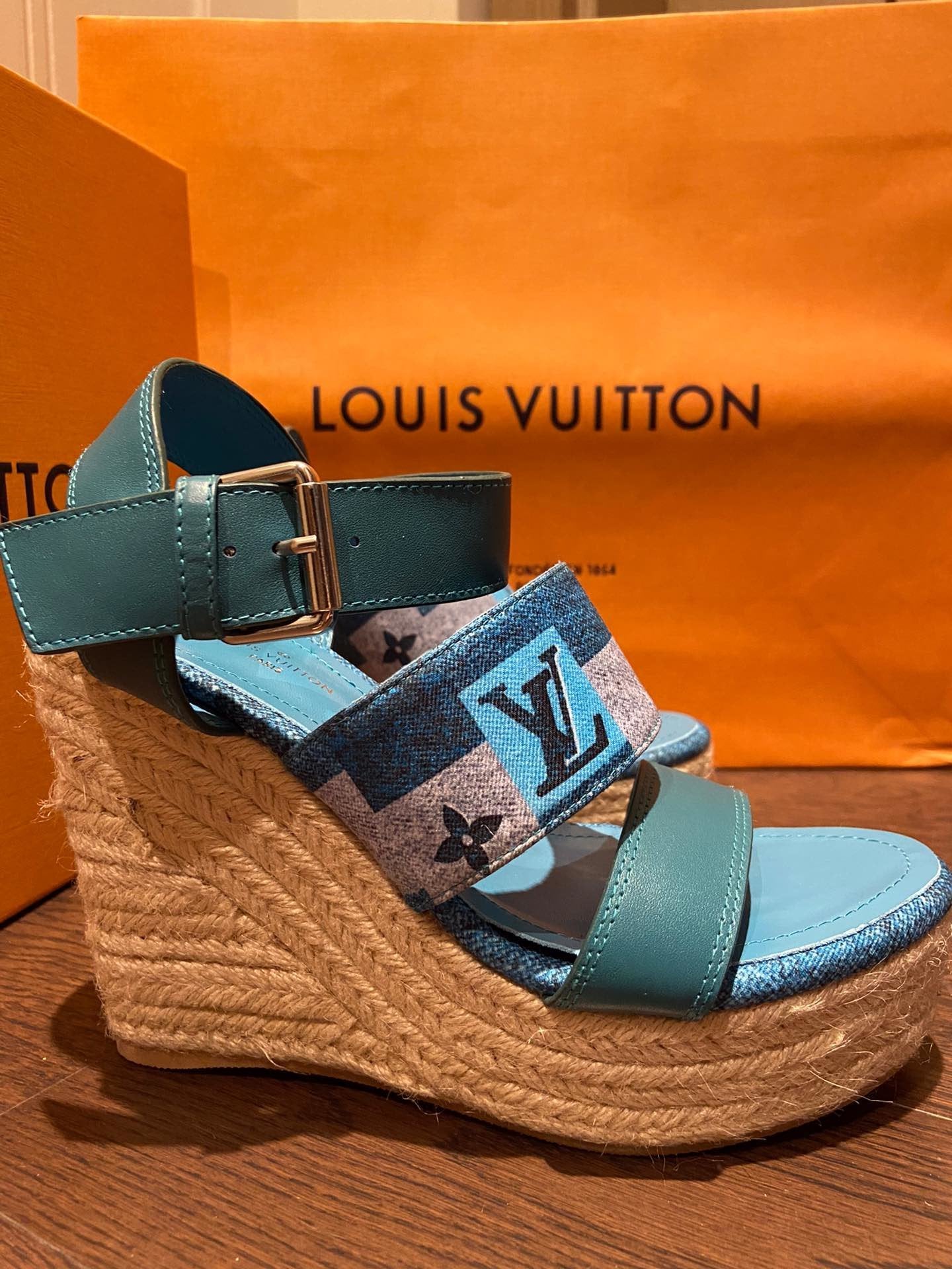 LU Wedge Sandals