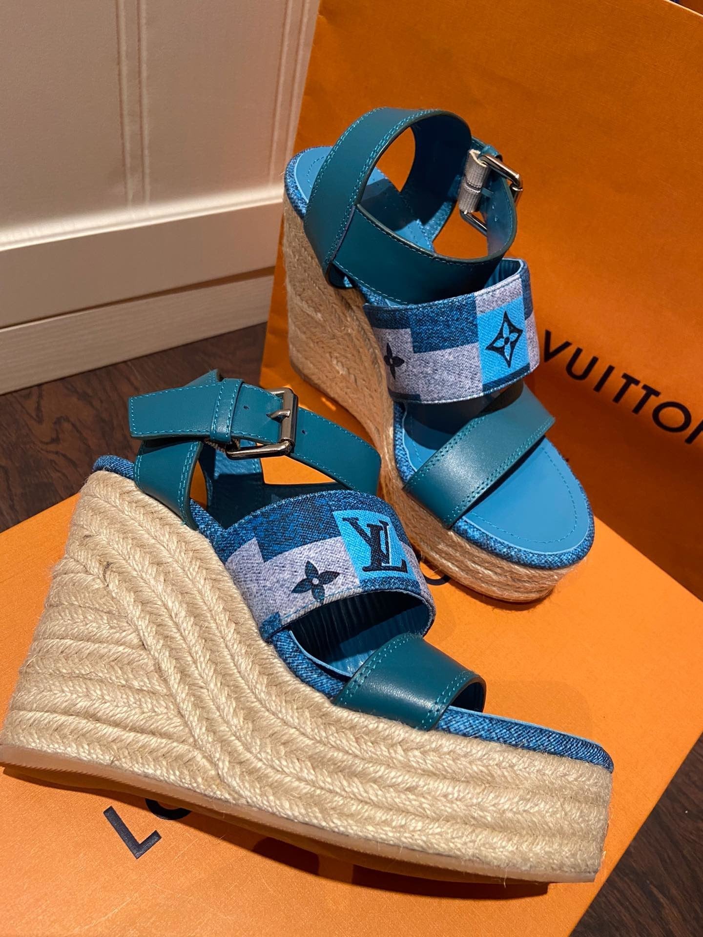 LU Wedge Sandals