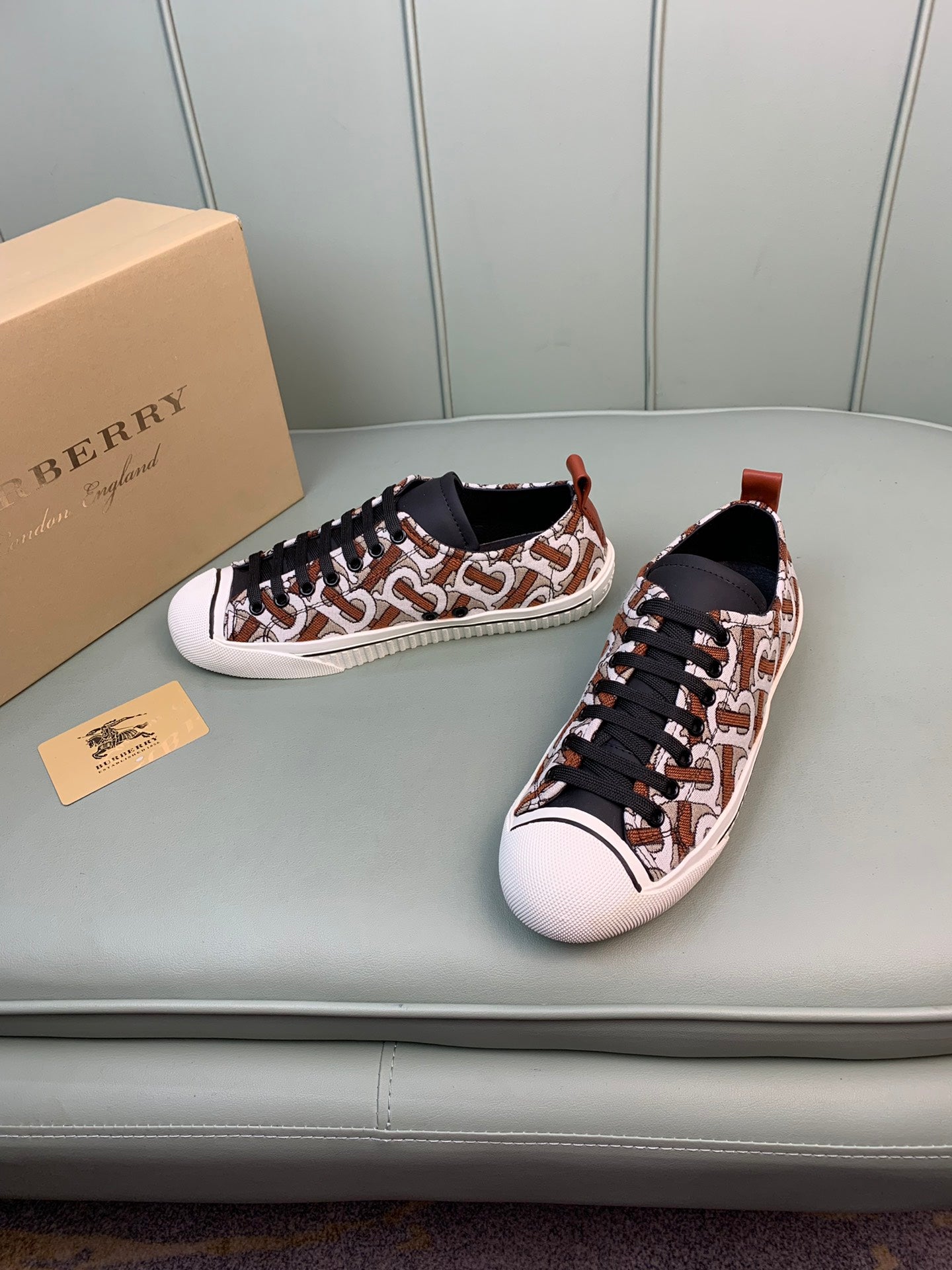 *BURBBER  Runner Sneakers 2 Color s