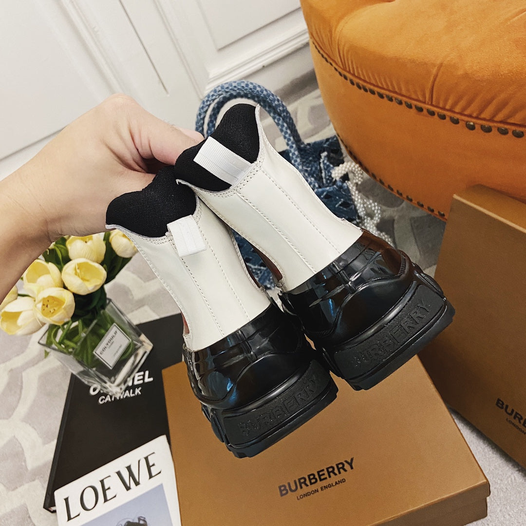 *BURBBER Boots  White