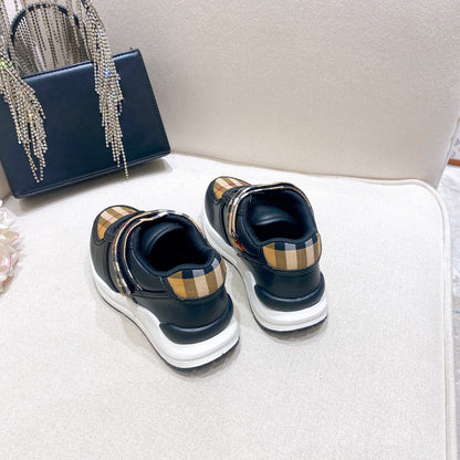 *BURBBER KIDS Sneakers 2 Color 's