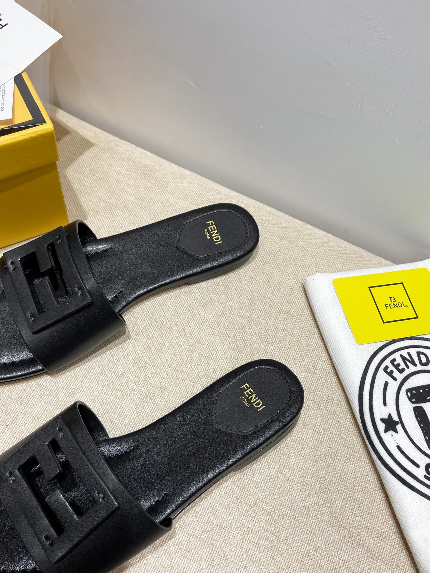 FEN Slippers Toe  Mule Black