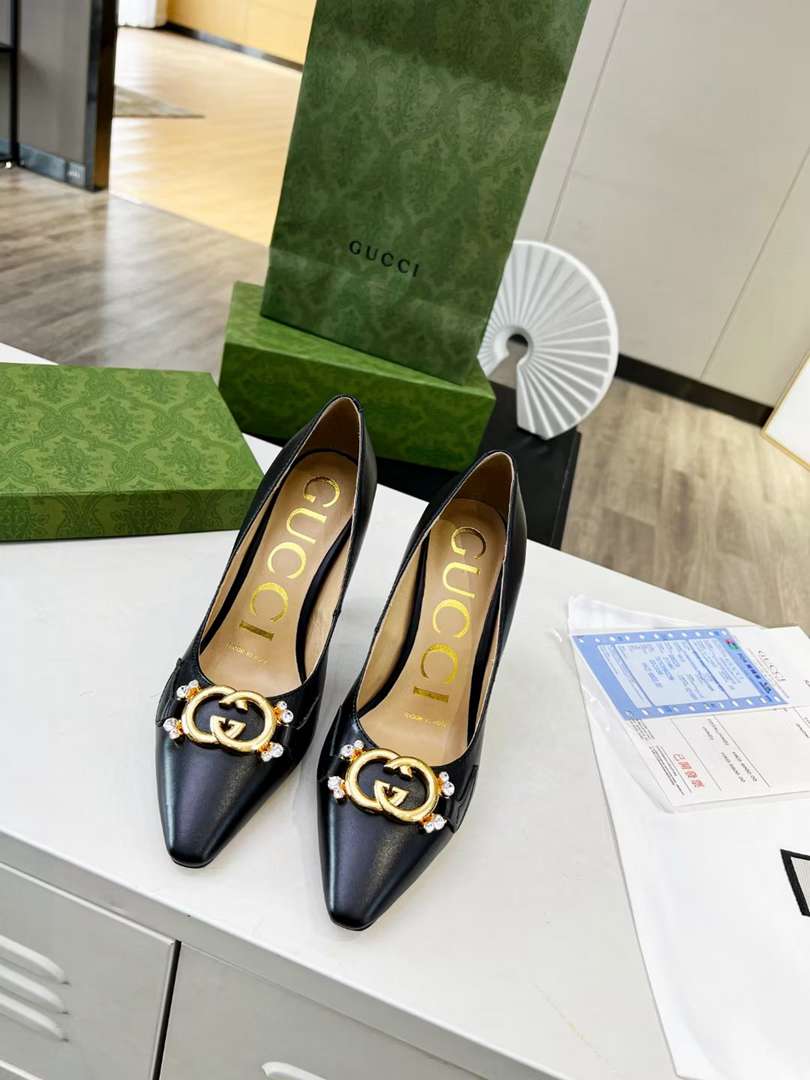 GU  Shoes Woman Logo