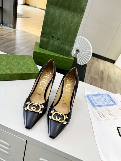 GU  Shoes Woman Logo