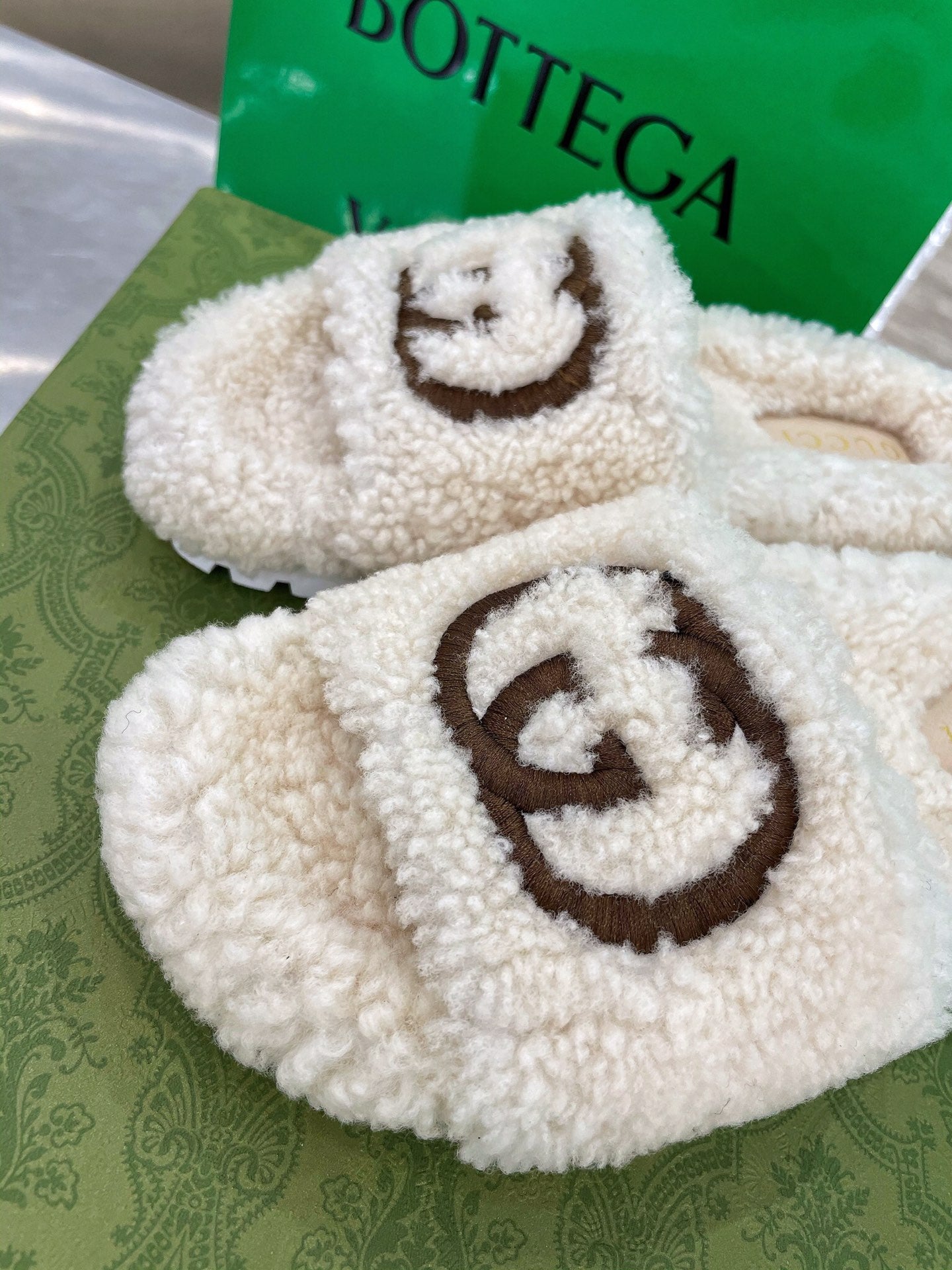 GU Slippers Shearling