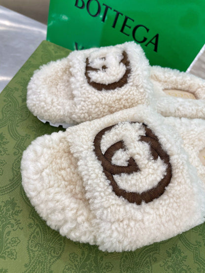 GU Slippers Shearling