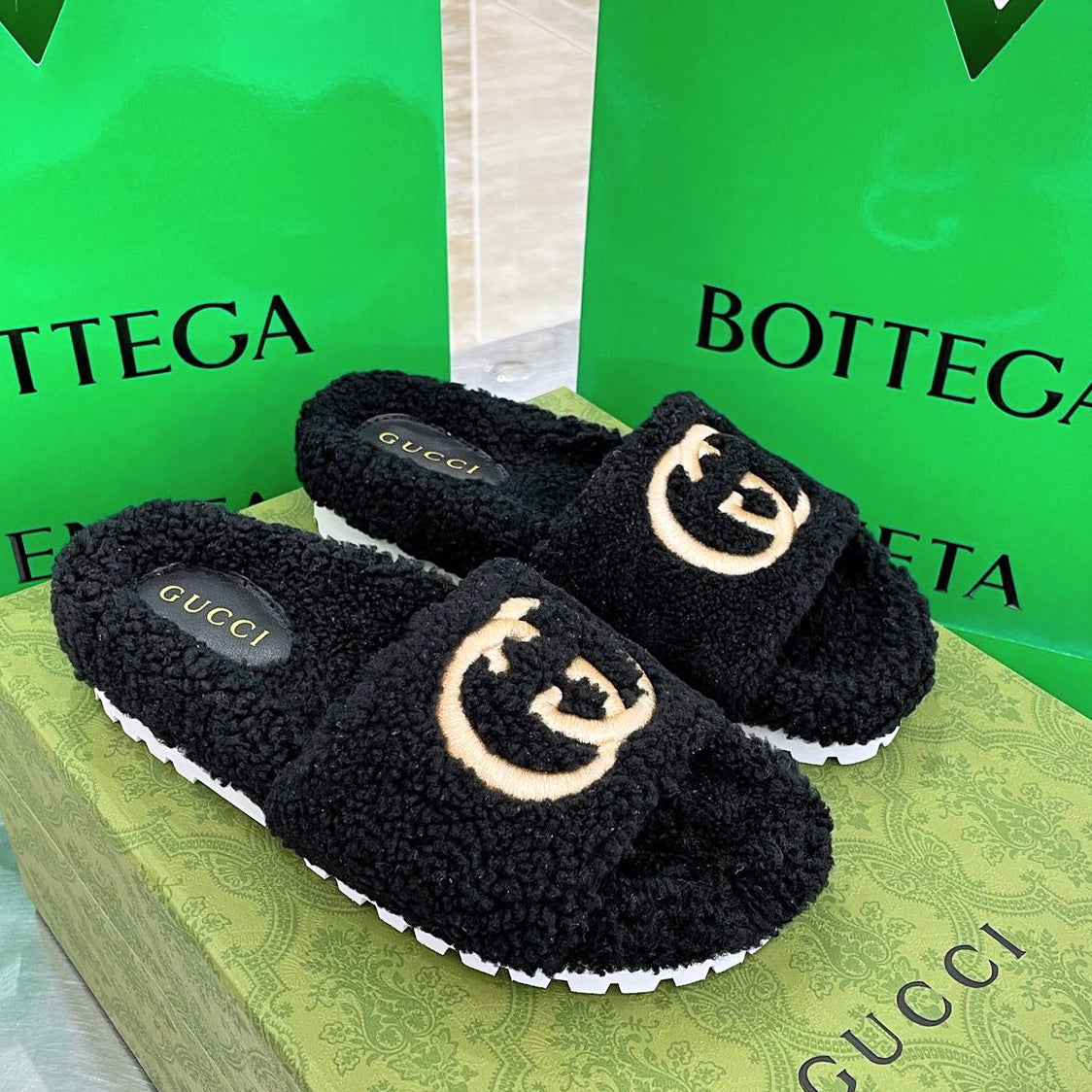 GU Slippers Shearling