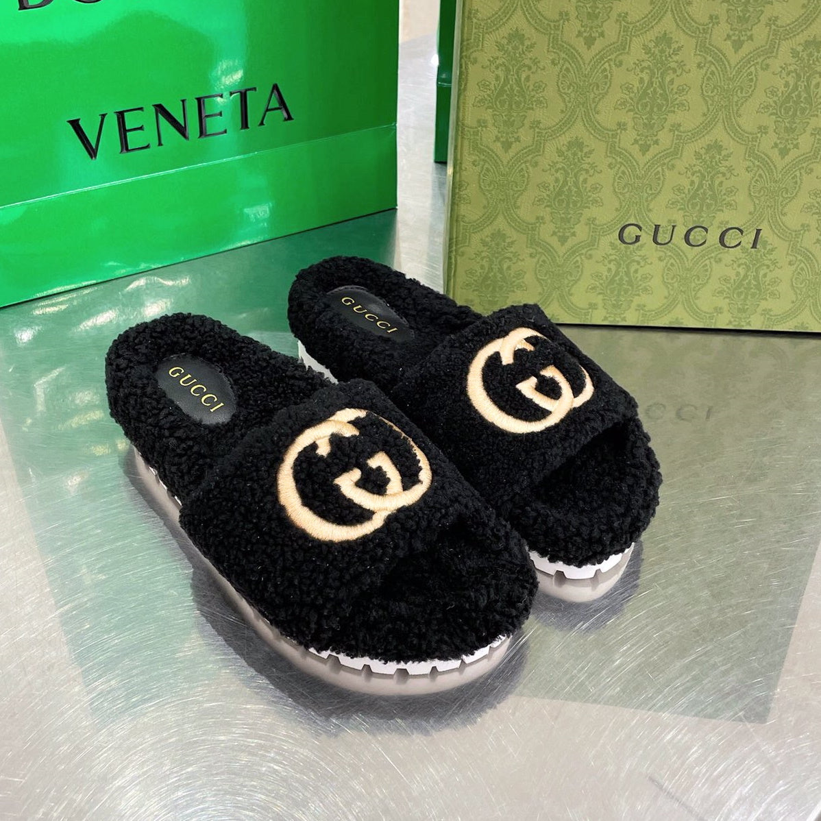 GU Slippers Shearling