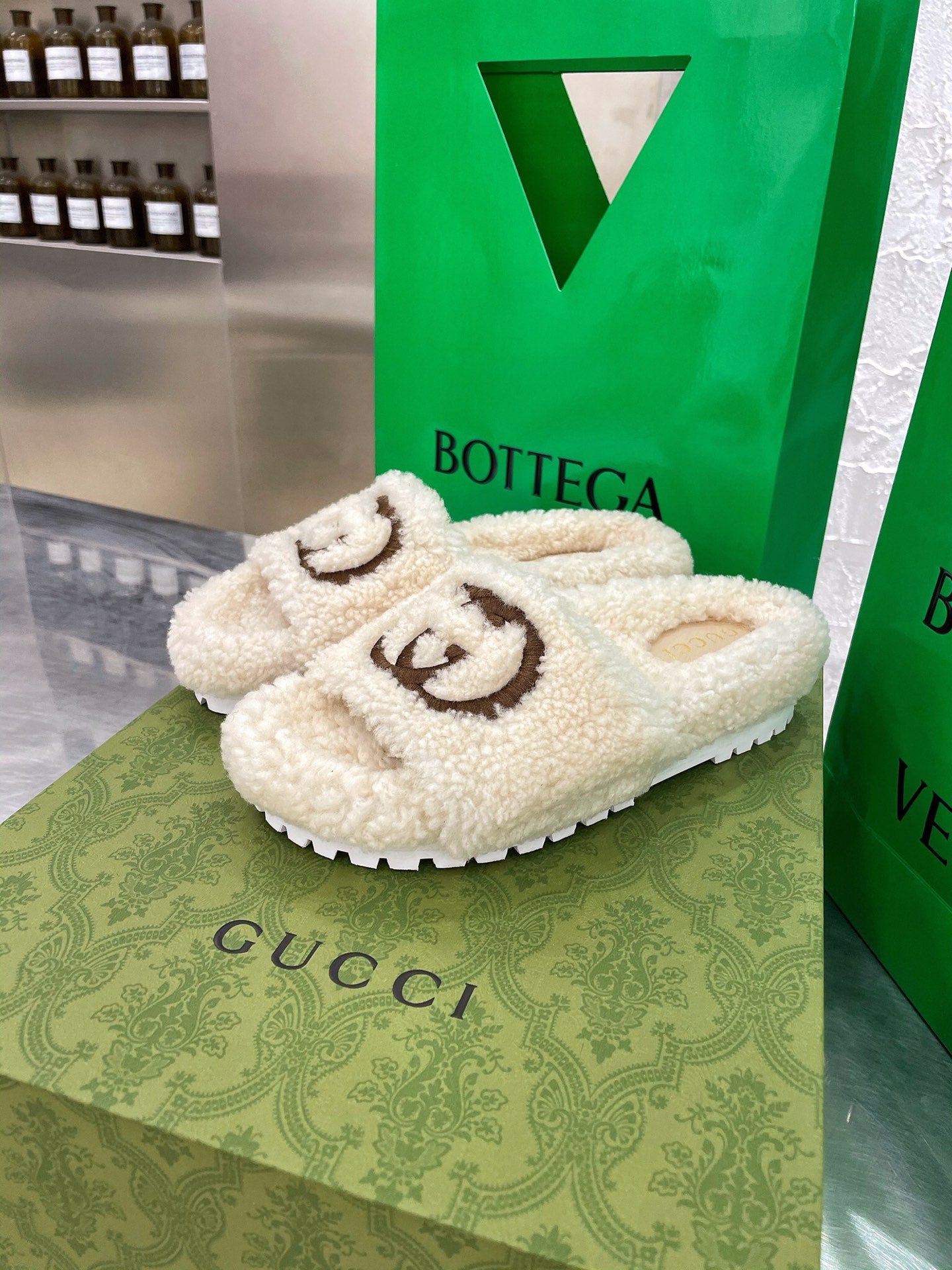 GU Slippers Shearling