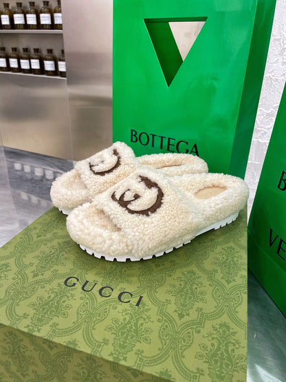 GU Slippers Shearling