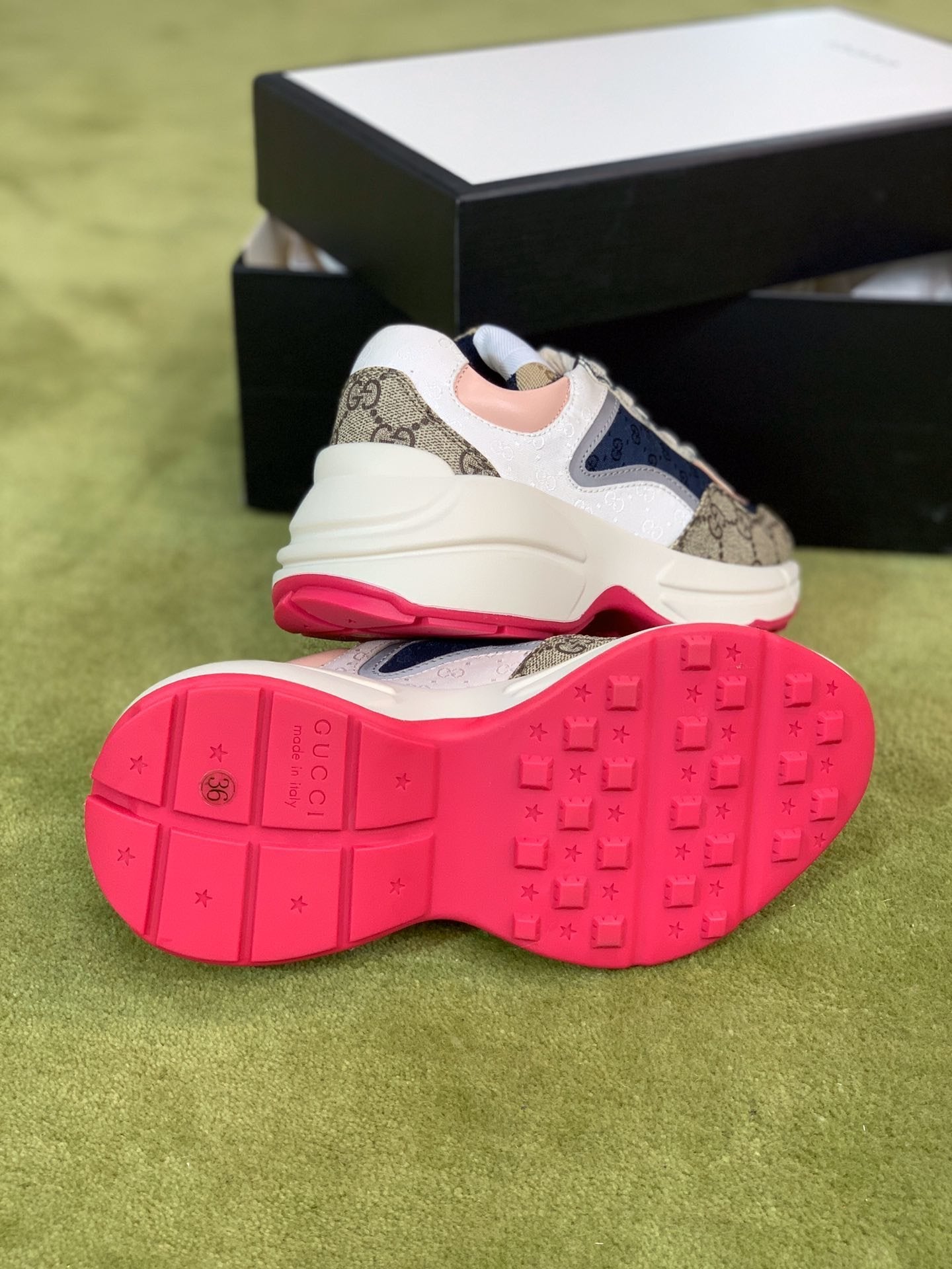 GU Sneakers Mono