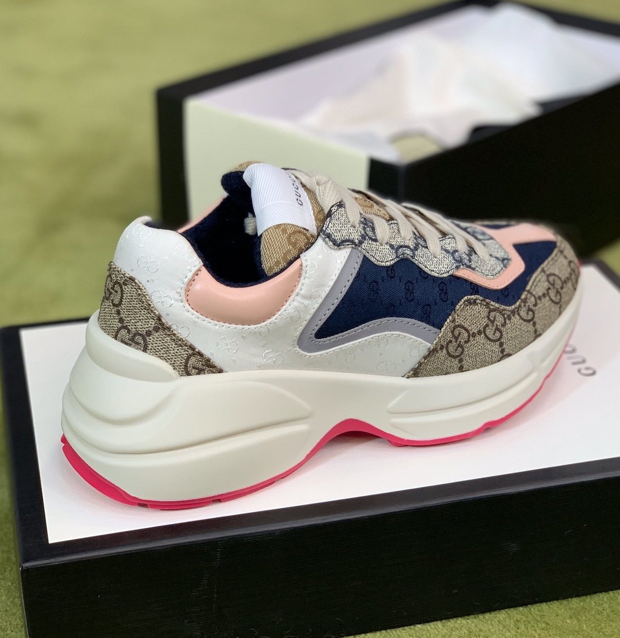 GU Sneakers Mono
