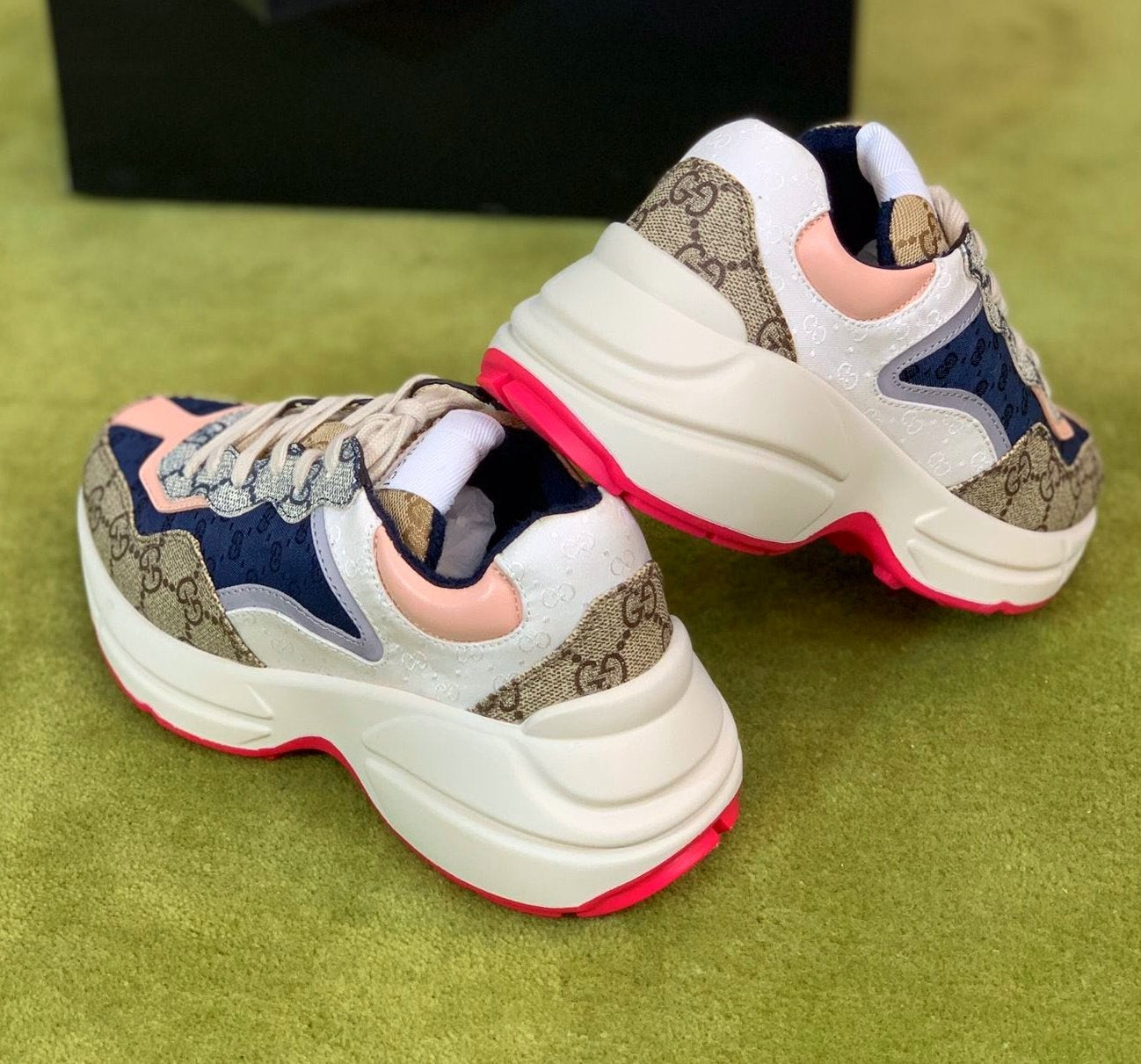 GU Sneakers Mono