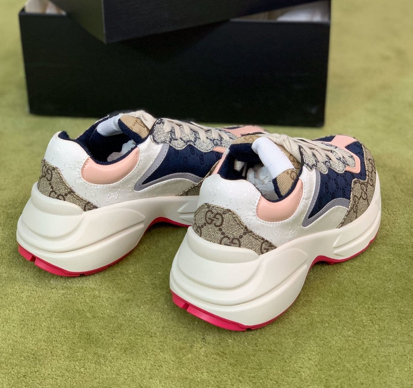 GU Sneakers Mono